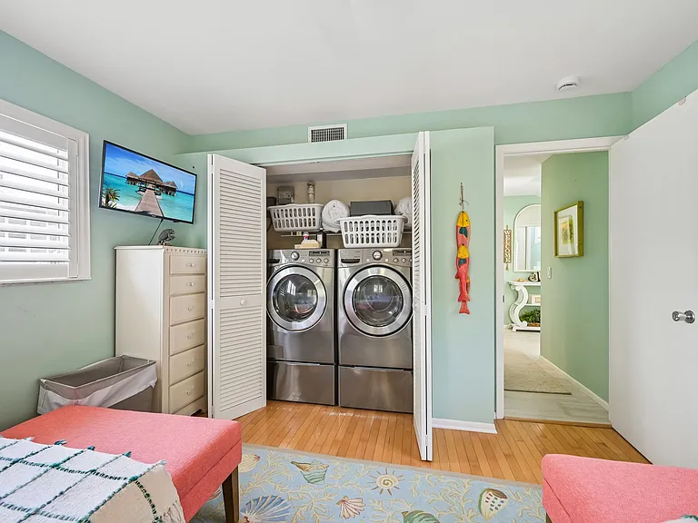 Guest bedroom 3/washer and dryer behind doors