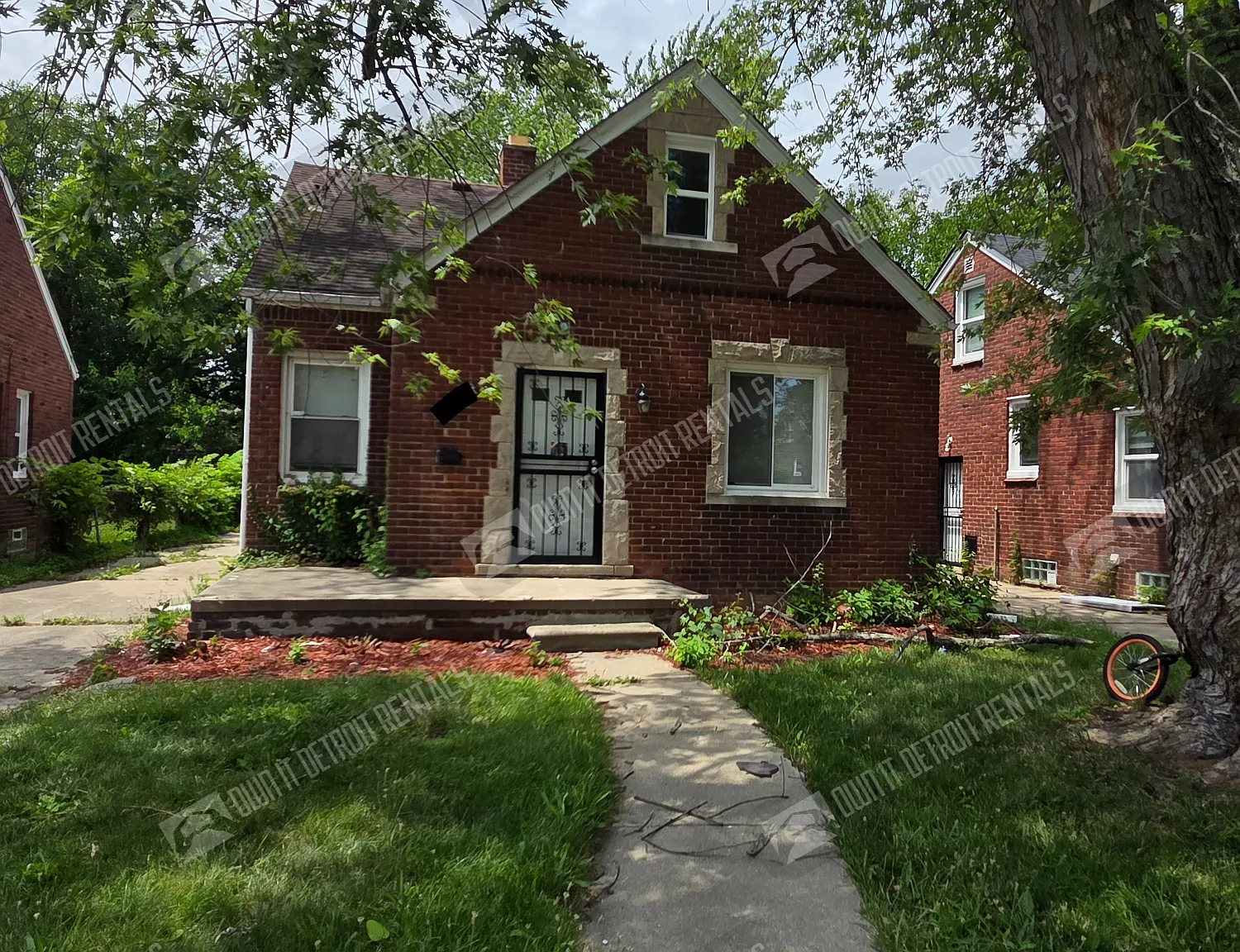 House - Bungalow — Photo 1