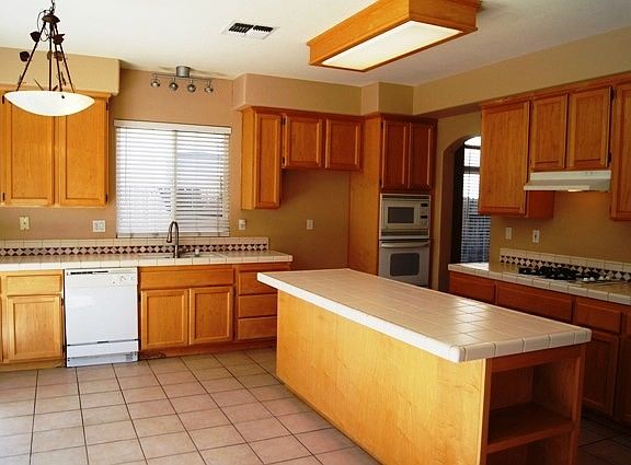 3rd image of 2054 Blackridge Ave