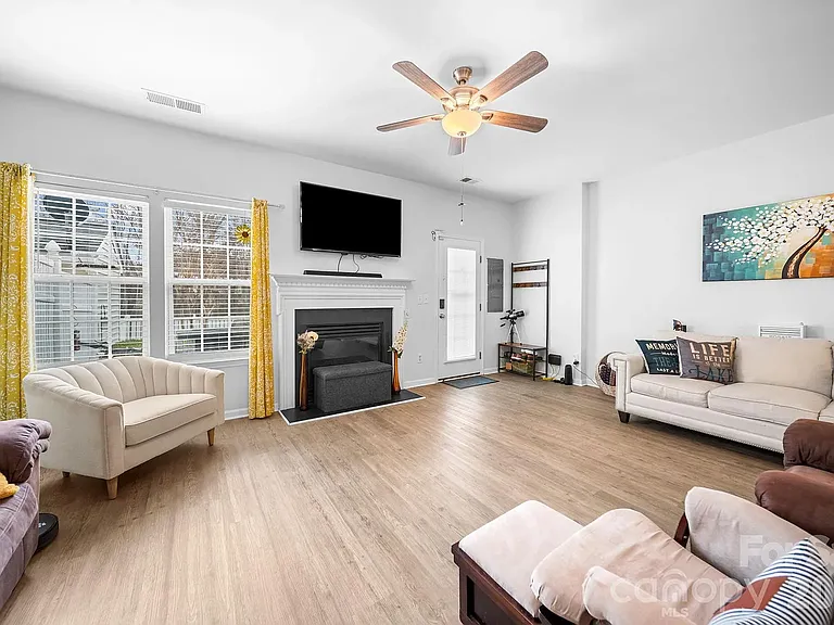 17610 Delmas Dr — Photo 2
