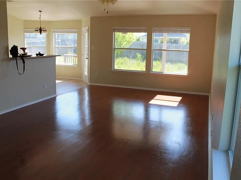 1009 Clayton Dr — Photo 8