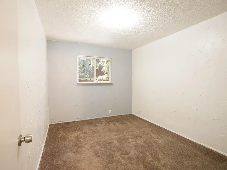 637 E Zuni Dr — Photo 12