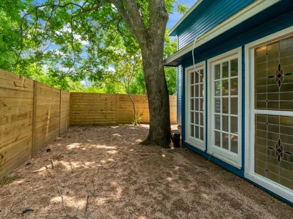 204 E Houston St #B, Highlands, TX 77562