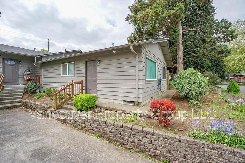 Building Photo - 609 W McLoughlin Blvd