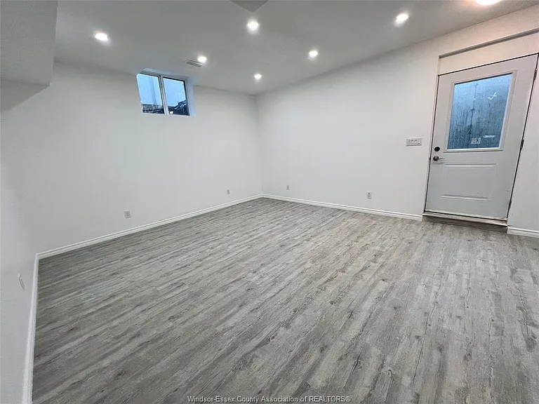 1498 Clearwater Ave #LOWER — Photo 9