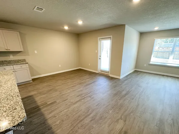 3204 N 7th St, Ocean Springs, MS 39564