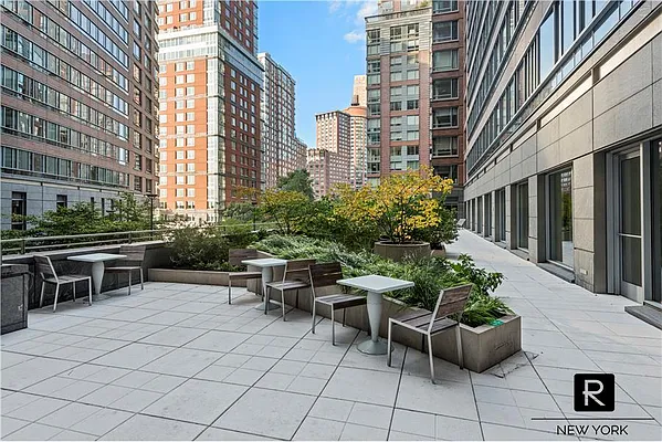 Sold by R New York | media 14