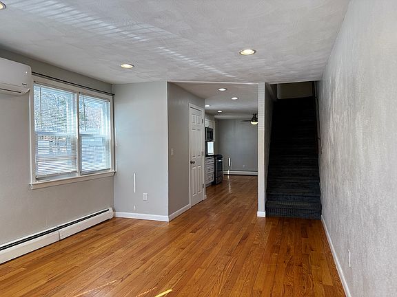 4th image of 19 Katherine Dr