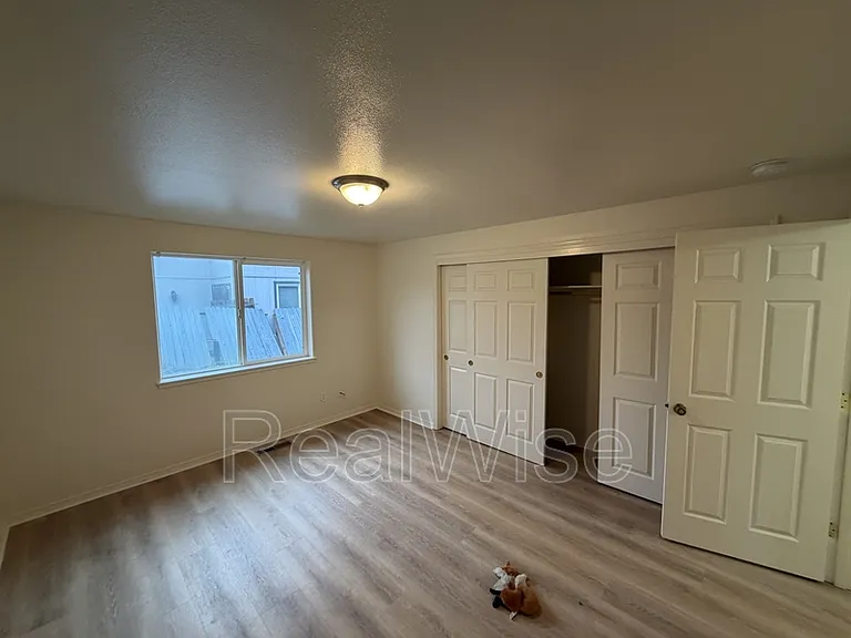 241 NE School St — Photo 16