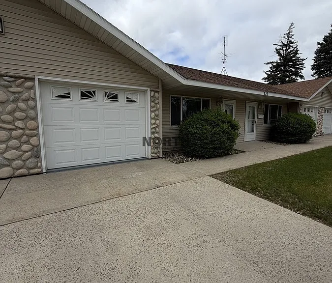320 Irving St — Photo 2