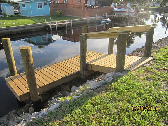 doc,k, 2 bridges to Lemon Bay, dock your boat or kayak here!