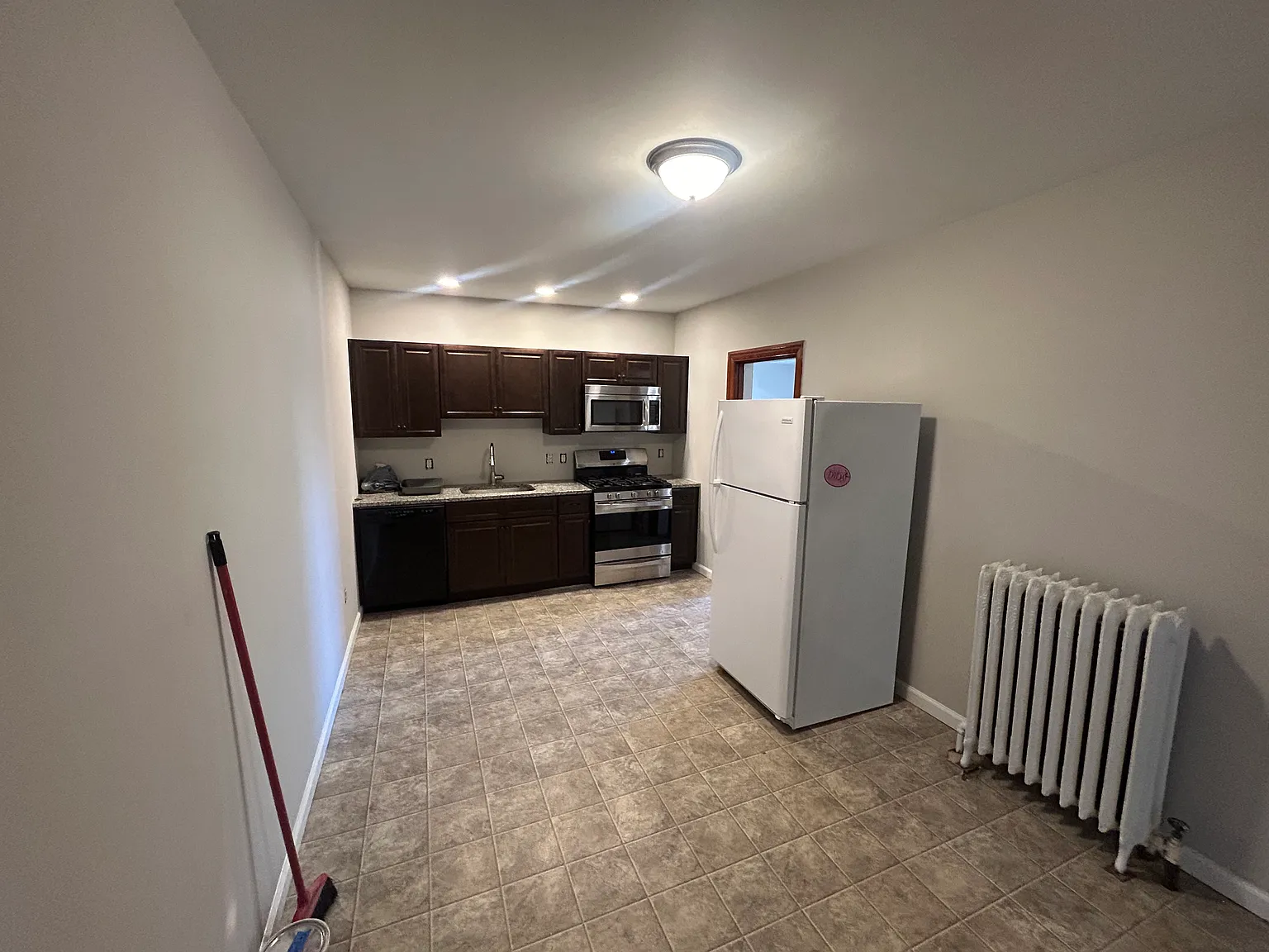 4 bed, 1500 sqft, $1,825 — Photo 2