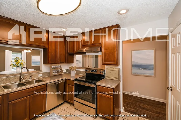 2051 Delray Ave — Photo 3