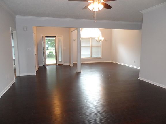 4th image of 217 Yorkshire Blvd E