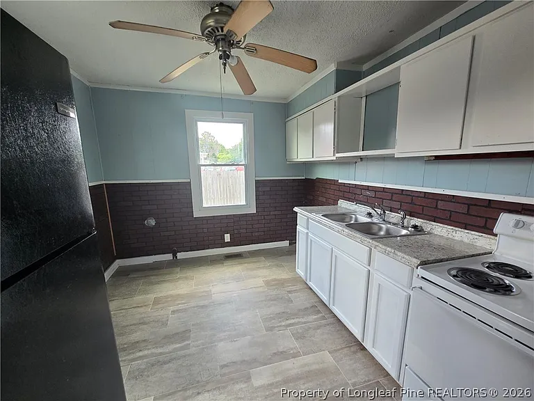 1919 Half Moon Cir — Photo 9