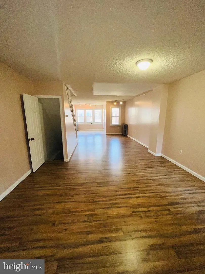 3 bed, 1040 sqft, $1,550 — Photo 3