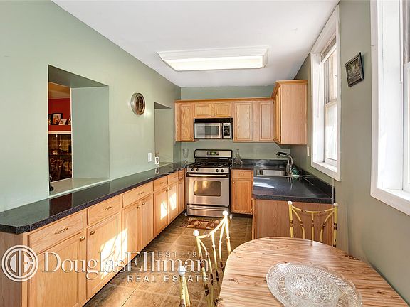 4th image of 558 Willoughby Ave