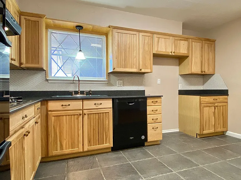 1411 Hampton Dr — Photo 4