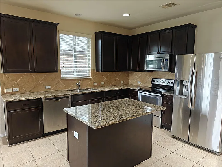 5610 Hopkins Dr — Photo 2