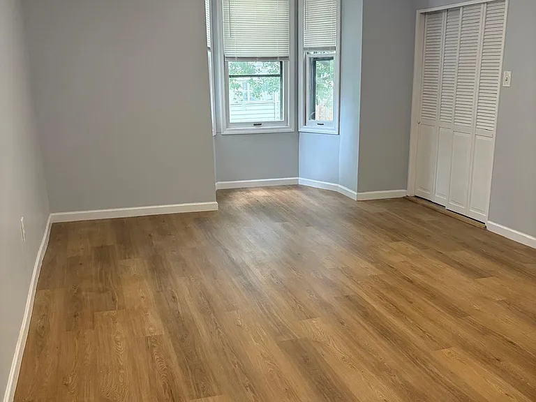 323 Elizabeth St — Photo 2