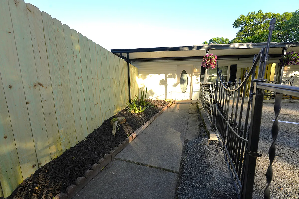 Walk to Front Door - 302 Oak St #A