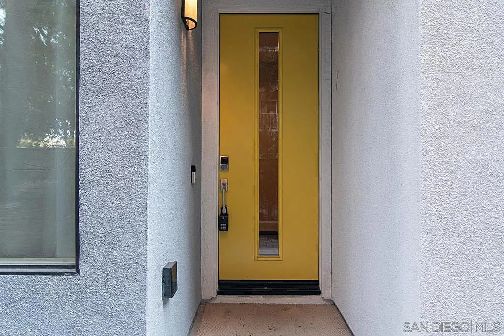3 bed, 2.5 bath, 2198 sqft, $6,515 — Photo 2