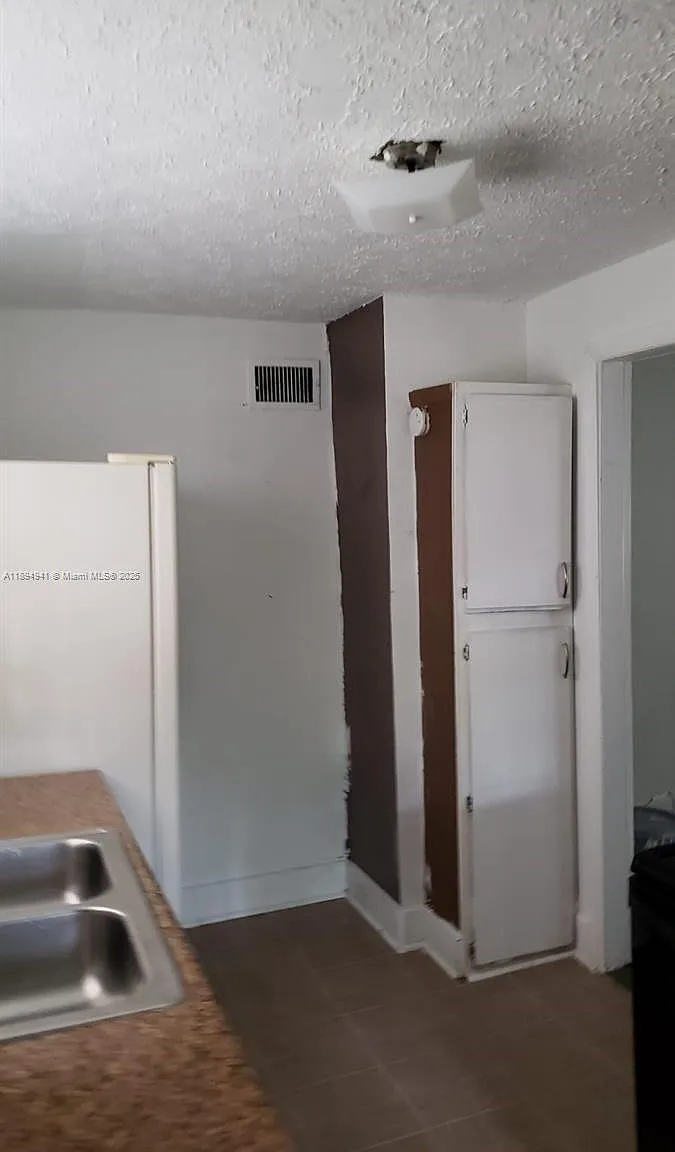3 bed, 1.0 bath, $1,400 — Photo 4