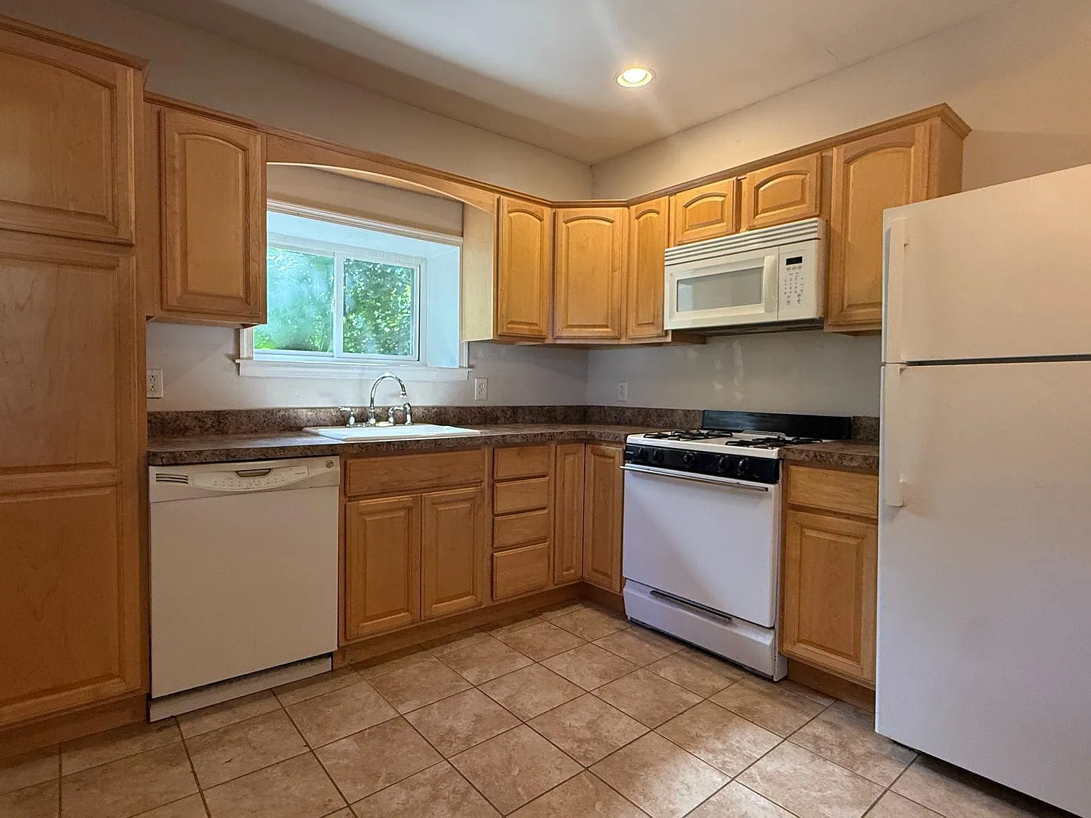 2 bed, 1.0 bath, $1,500 — Photo 4