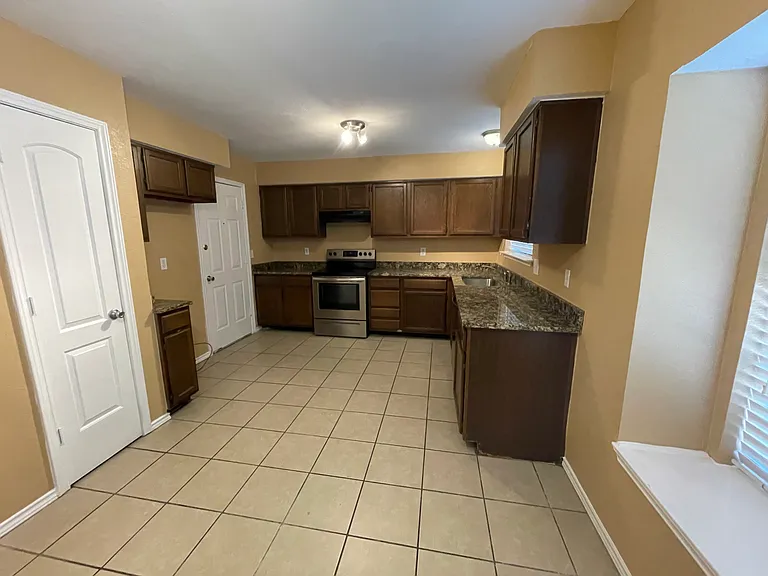 608 Coolwood Ln — Photo 6