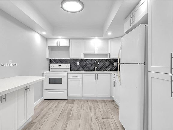 3rd image of 600 Parkview Dr APT 204