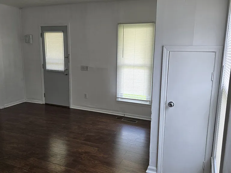 227 N Gladstone Ave — Photo 3