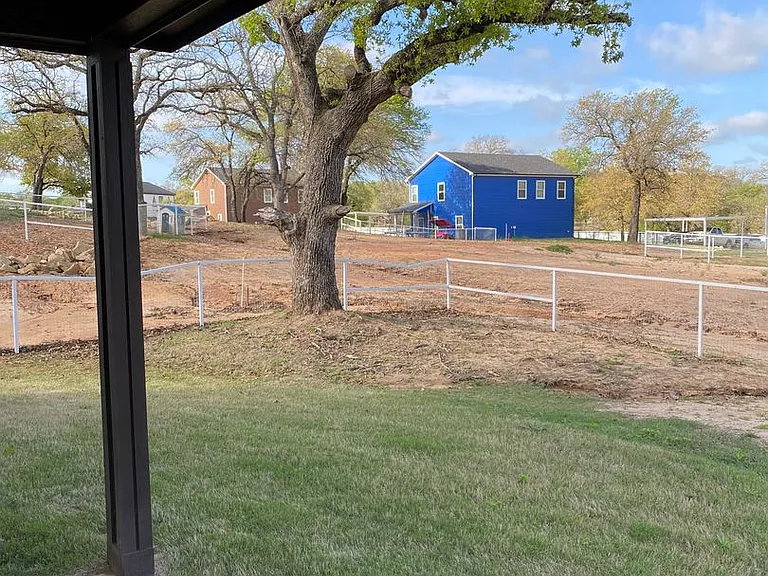 1051 Deer Ln — Photo 5