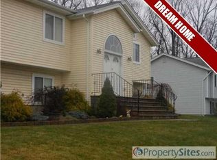 18 New Clarkstown Rd, Nanuet, NY 10954