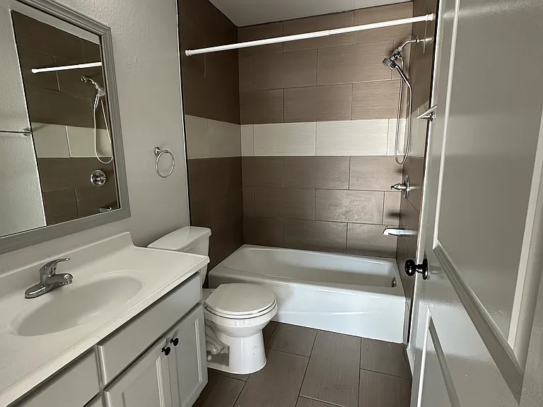 1033 Broad Ave #201 — Photo 6