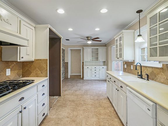 3rd image of 902 Dunbarton Dr