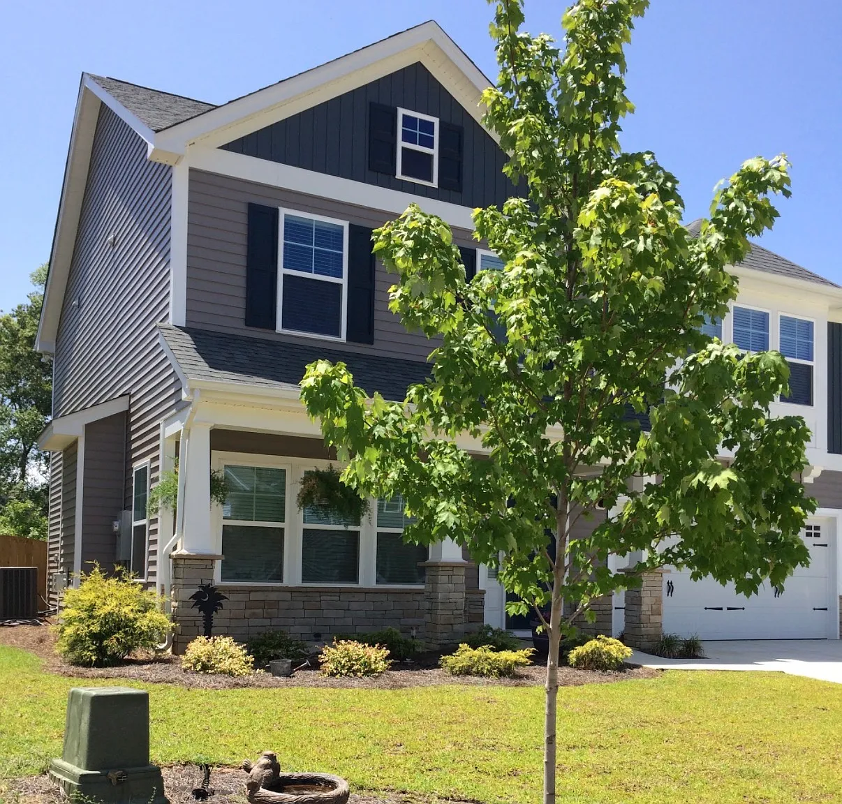 5 bed, 2.5 bath, 2572 sqft, $2,590 — Photo 4