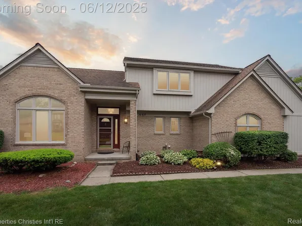 36837 Ashover Dr, Farmington Hills, MI 48335