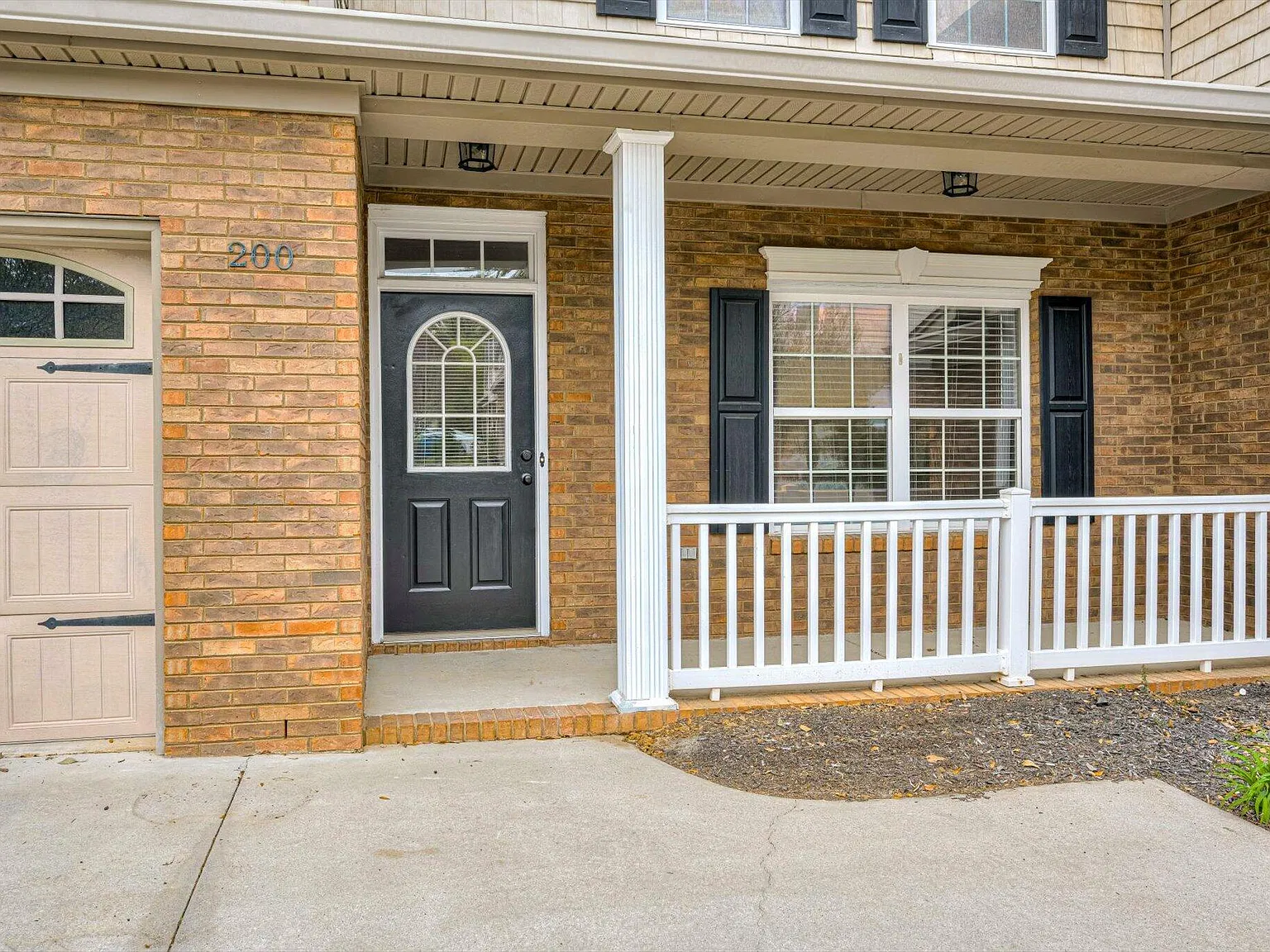4 bed, 2.5 bath, 2118 sqft, $1,995 — Photo 2