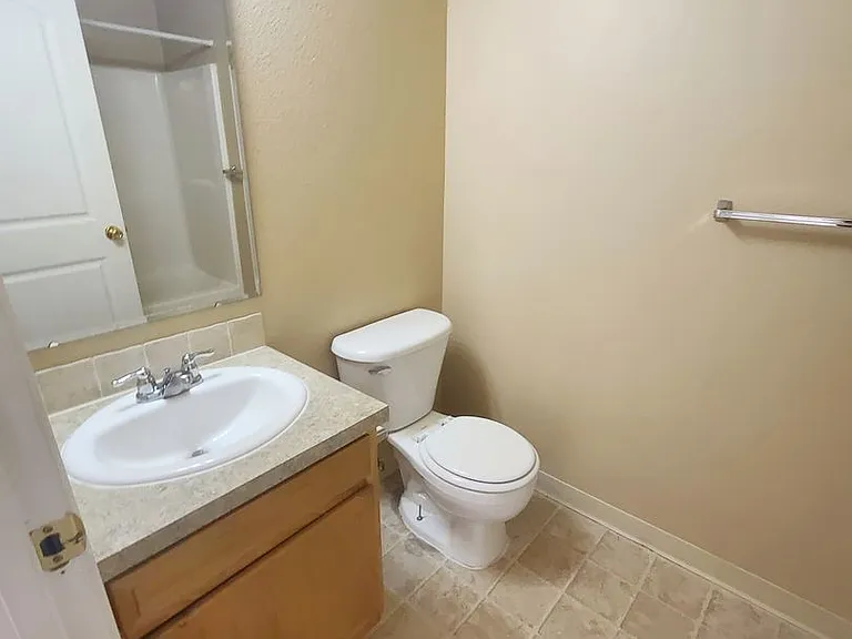 1008 S Locust St — Photo 7