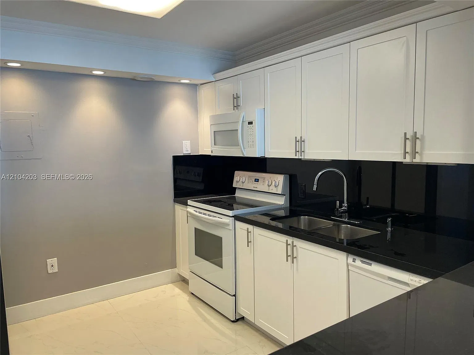 Arlen Beach Condo — Photo 1