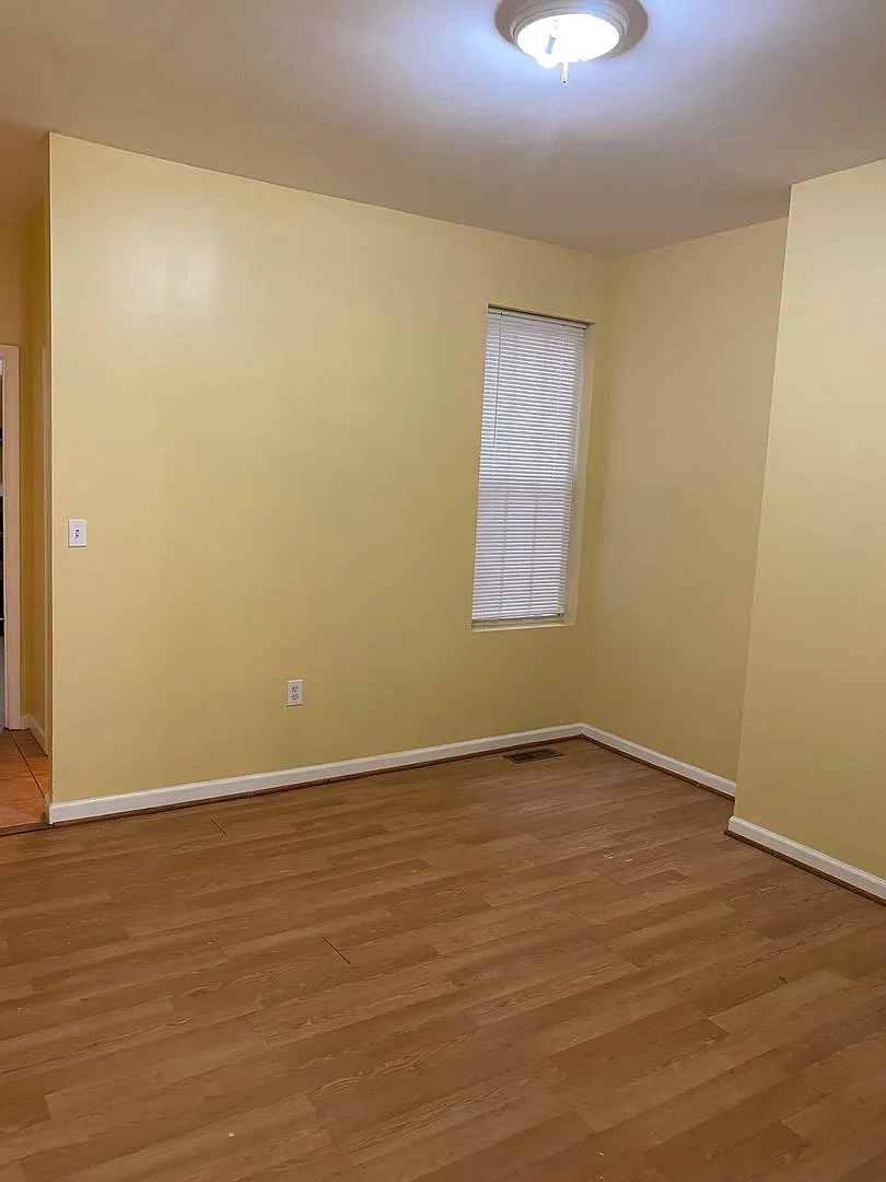 Spacious Rooms! Hardwood Flooring Throughout! A/C! W/D Hook-Up! — Photo 1