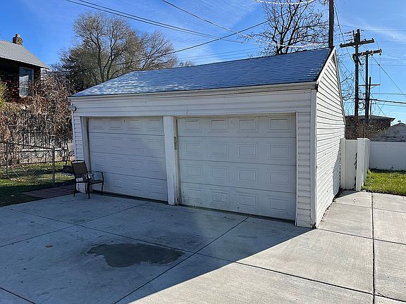 Detached Garage