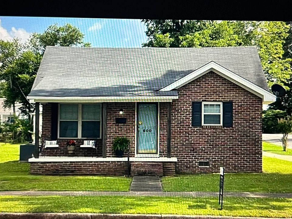 1st image of 600 E 2nd St
