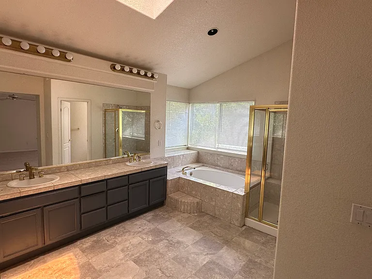 2160 Seville Dr — Photo 10