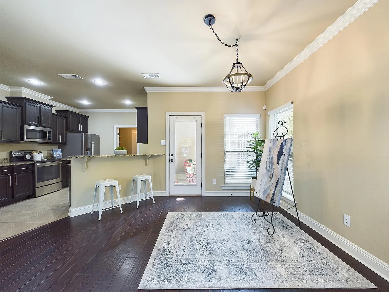 116 Stonehurst Dr — Photo 2