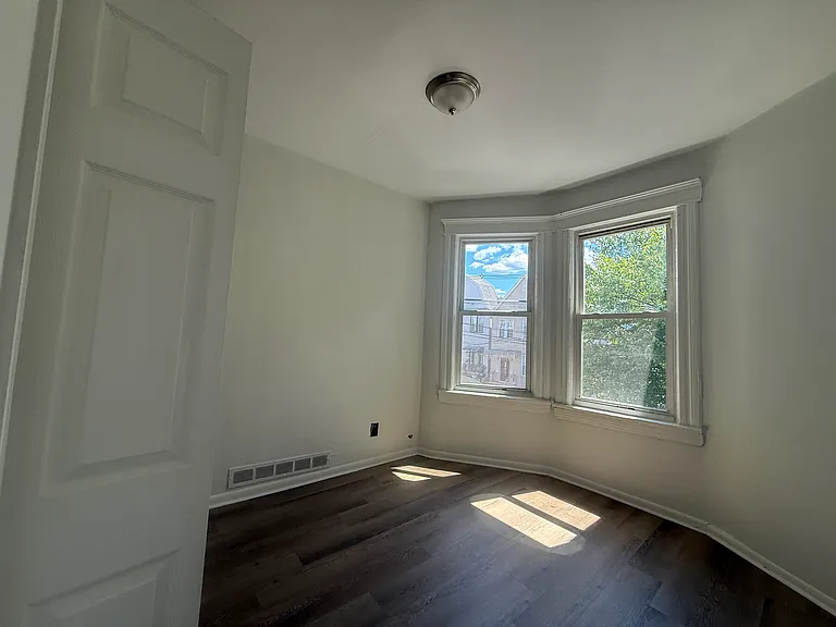 348 Armstrong Ave #2E — Photo 3