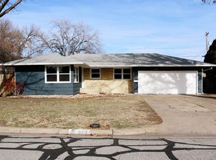 913 Manor Rd, Salina, KS 67401