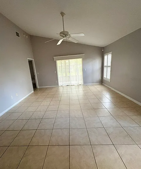 1139 Juniper Ct — Photo 2