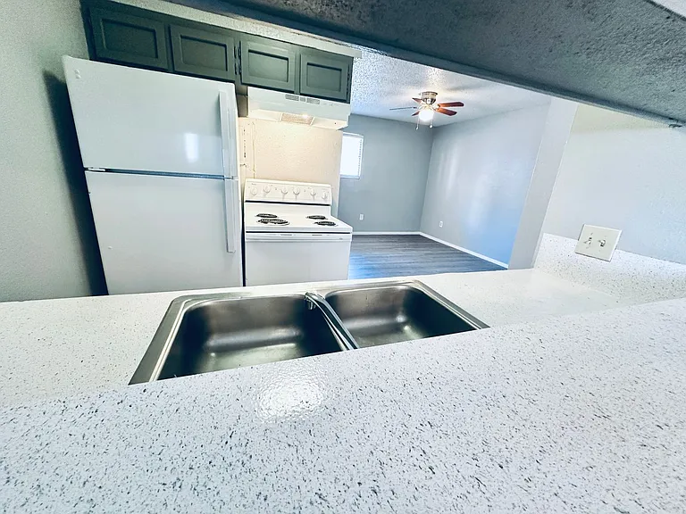 Awesome open Studio Apartments Close to Downtown — Photo 34