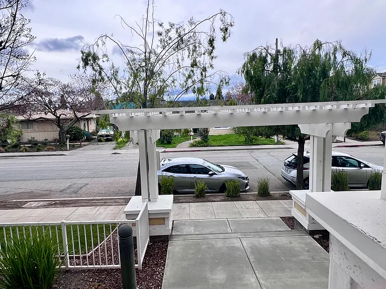1909 Newbury Dr — Photo 2